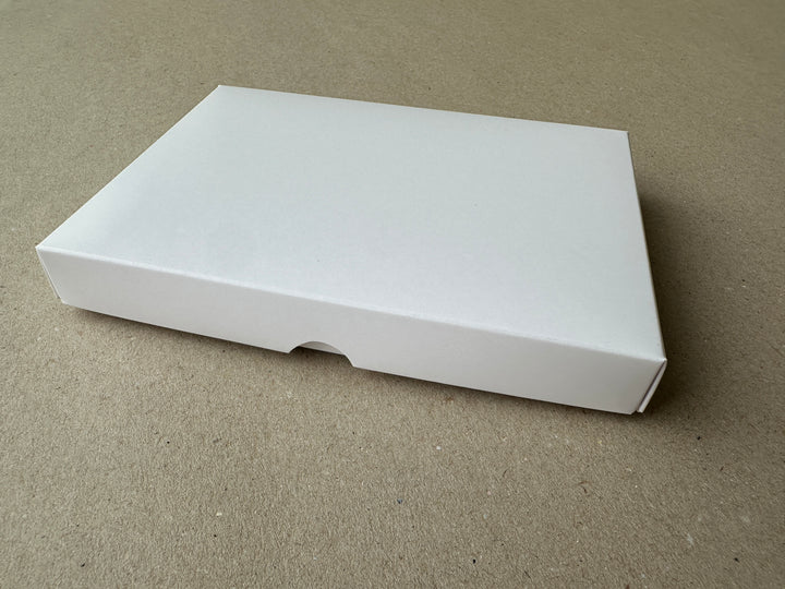 Werbeartikel verpacken mit Stülpdeckelbox DIN A6 aus Karton