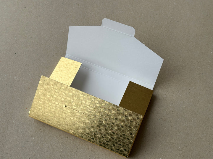 Mappe DIN A6 aus Karton in Gold – flache Verpackung im Postkartenformat