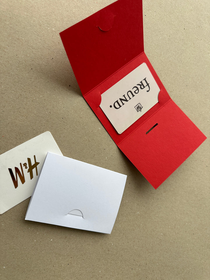 Weiße Gutscheinhülle aus Karton – elegante Geschenkverpackung für Gutscheine